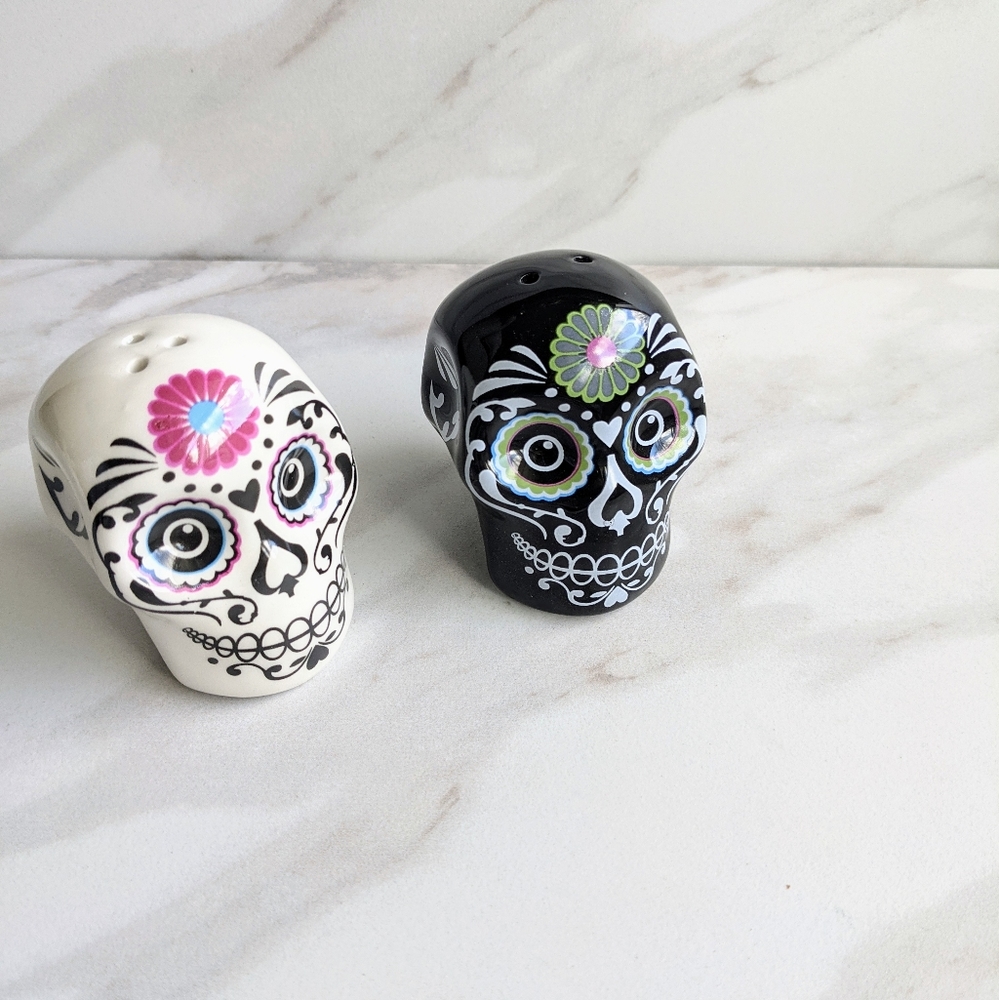 BOSTON WAREHOUSE Sugar Skull Salt & Pepper Shakers - Picture 2 of 6
